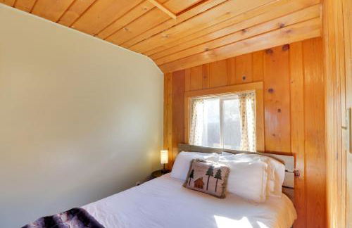 Lakeside Cabin with Beach about 14 Mi to Ski Area! - Foto 10