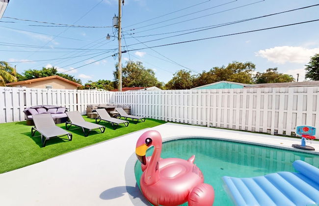 Casa Lucia 5 Bedroom Home With Pool Near Hard Rock Casino - Photo 22