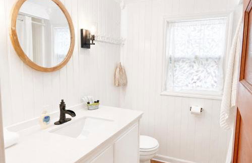 Cottage 11 - Double Queen Beds plus Child Loft w 2 Twins Private Bath & Kitchenette Pets Allowed Fee applies - Foto 6