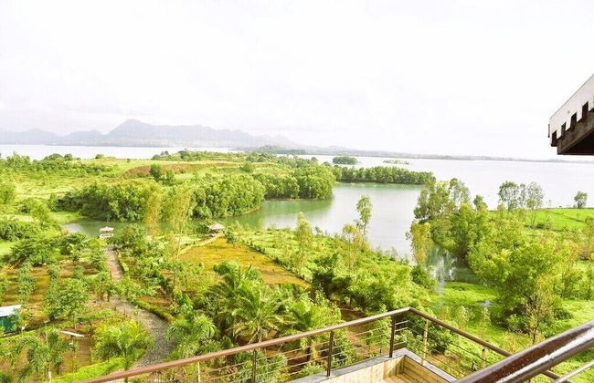 Stunning Views Rooftop Pool Lakefront Home - Photo 1