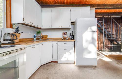 Serene Lakes Cabin with Deck Dog Friendly! - Foto 9