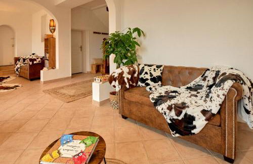 La Villa en Loire, avec Jacuzzi 6 places, Piscine chauffée, boulodrome, salle de jeu, 6 Chambres, vue Loire, 350M2 - Foto 27