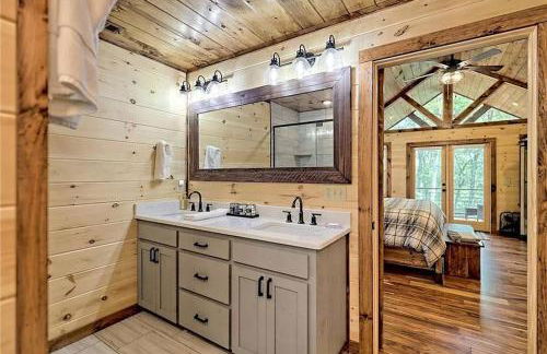 WolfCabin Lux Family Home, Fire Pit, Hot Tub, ADA ramp, ez paved rds - Foto 76