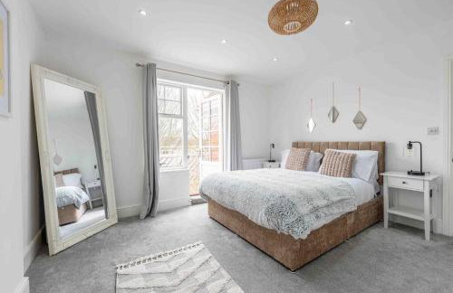 The Lymington Hub Slps 13 hot tub/chef/spa - Photo 52