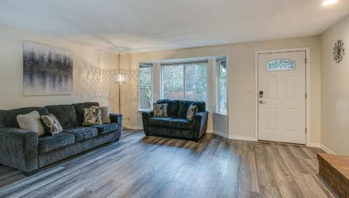 Modern Puyallup Townhome with Backyard and Fireplace - Foto 4