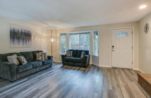 Modern Puyallup Townhome with Backyard and Fireplace - Foto 4