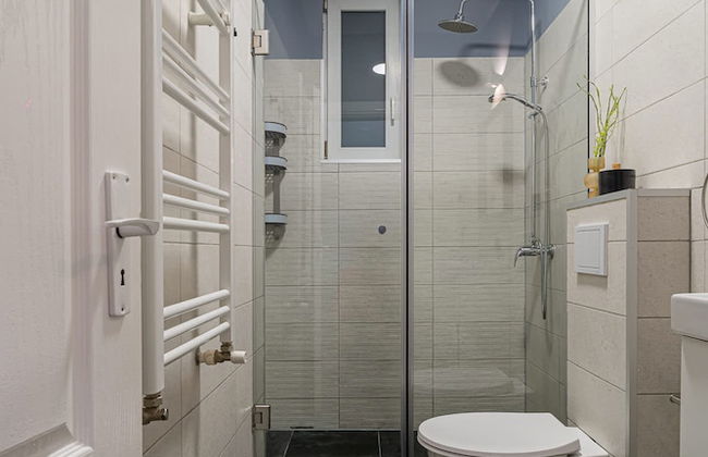 Chic Black White 2BR Retreat on Dambovitei - Foto 14