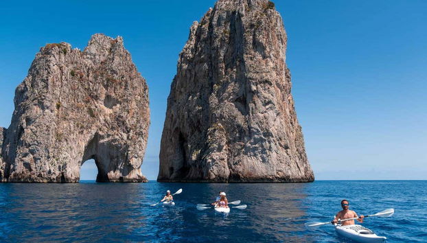 Admirez de curieuses formations rocheuses depuis les kayaks