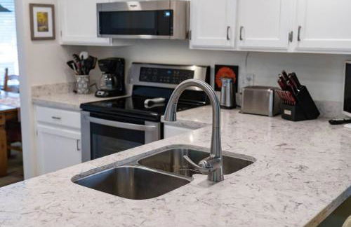 Skyline Stargazing Cabin with hot tub - Photo 30