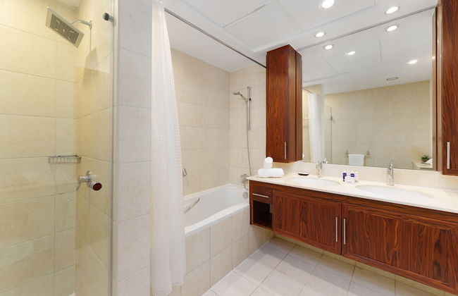 Maison Privee - Exclusive Apt w/ Direct Burj Khalifa Views - Photo 20