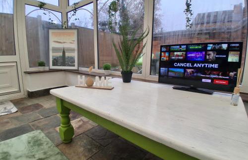 Central Bedford FREE Parking & Private Garden& Conservatory Perfect for large group of people - Foto 8