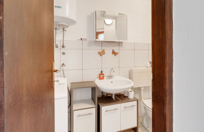 Simplistic Holiday Home in Jasenice Rovanjska near Sea - Foto 13