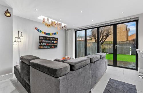 The Lumos House - 4 Bed Home w Parking near Harry Potter Studios - Foto 57