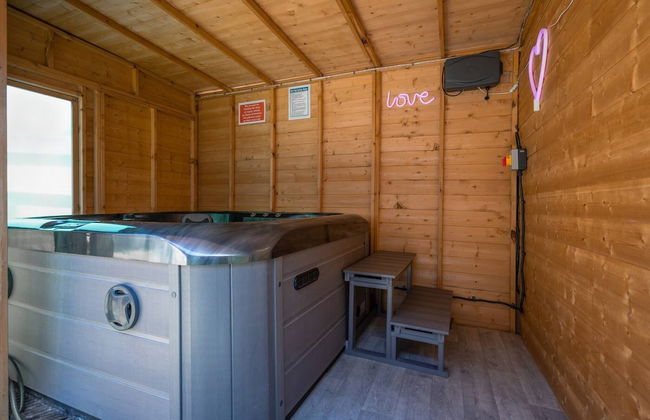 Family Holiday Home With Hot Tub Sleeps 8 - Foto 35