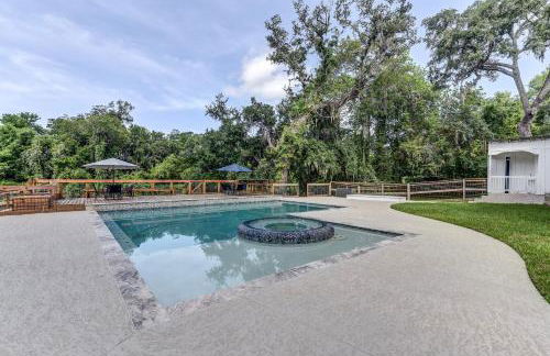 The San Bernard River waterfront provides private access to a spa, boat ramp, and jet skiing - Photo 9