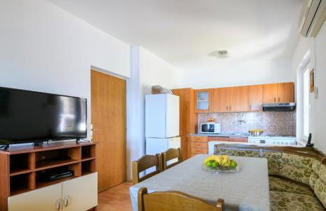 Apartment MARIO - veliki stan za odmor - terasa- vrt - bazen - pogled more, izoliran - Photo 10