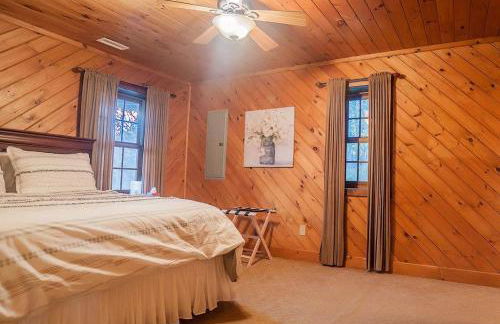 Luxurious Mountain Retreat with Hot Tub Jacuzzi Suite & Wood-Burning Fireplace - 10 Min to Boone - Foto 20