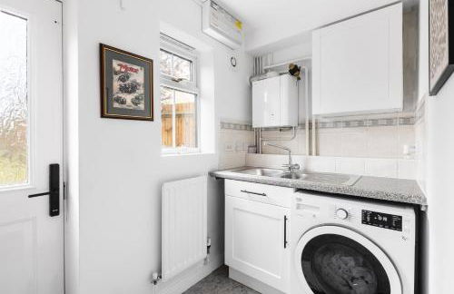 Luxurious 3 Bed House with Free Parking, Sky TV, Movies & Netflix - Foto 25