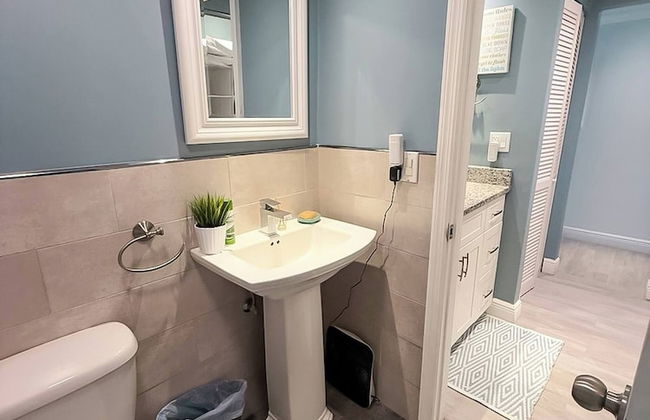 NEW Stunning Beachfront Condo at the Coral Beach - Foto 23