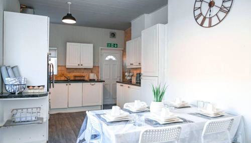 Humble Home NE - Short & Long stay or Contractors - Foto 5, stove, dishwasher