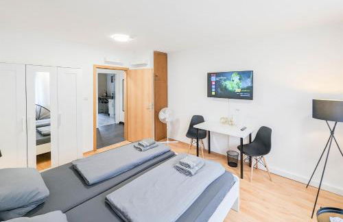 ALFA Apartment Stuttgart Mitte 2 Zimmer City-Lage Berliner Platz Balkon Netflix Küche WM l 2BR 5 Beds 6 People l Fully equipped Kitchen & Bathroom - Foto 16