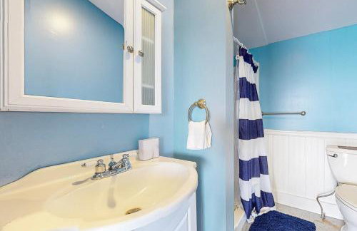 2BR Lakeside Home with Patio, Porch and AC - Foto 11