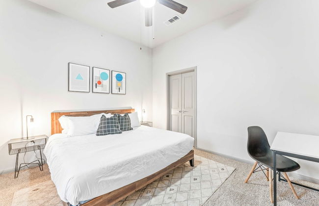 Cozy 2BR Suite Close to Downtown w Fast Wifi - Foto 2