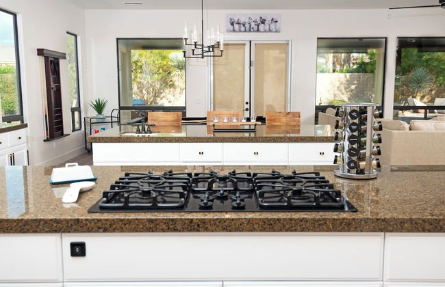 Luxury Resort Style Living w/ Pool & Jacuzzi - Foto 10