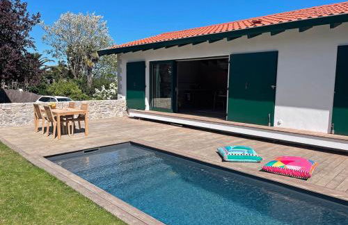 Contemporary Villa with Pool - Foto 2