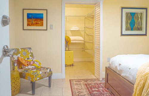 Tropical escape with fire pit near airport & stadium - Foto 17