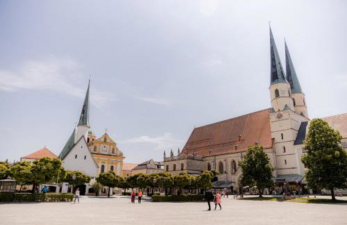 C4S COME4STAY Altötting - 3-Zi Whg I Zentrale Lage I Parkplatz I Balkon I WIFI I SmartTV I 1 Kingsize, 1 Queensize Bett I Office Arbeitsplatz I Wohnbereich mit Couch und Essbereich I voll ausgestattete Küche I Nespresso - Foto 41