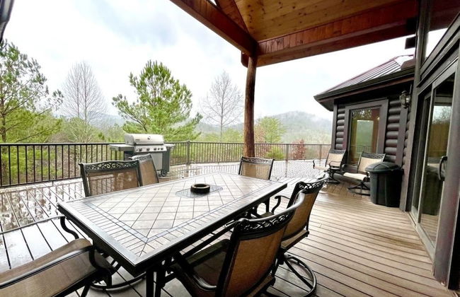 A true log cabin with 360 degree mountain views - Pet and Motorcycle friendly! 5 Bedroom Cabin by RedAwning - Foto 30