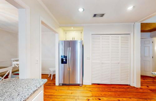 Classic coastal home with game room & private hot tub - walk to beaches - Foto 14