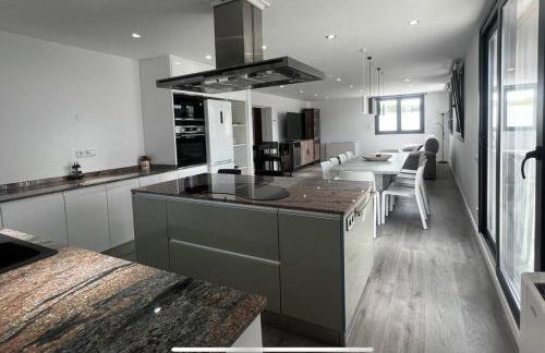 Villa Oasis entre Viñedos cerca de Barcelona con A A y piscina climatizada - Foto 17