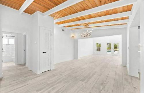 Blue Lagoon Hideaway 3BR Coastal Chic Retreat - Photo 31