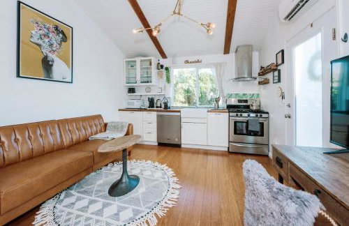 Serene Silver Lake 1 bedroom 1 bathroom Back house With Private Backyard - Photo 1