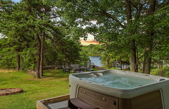 For Lake Sake by Avantstay Lakefront Hot Tub View - Photo 1