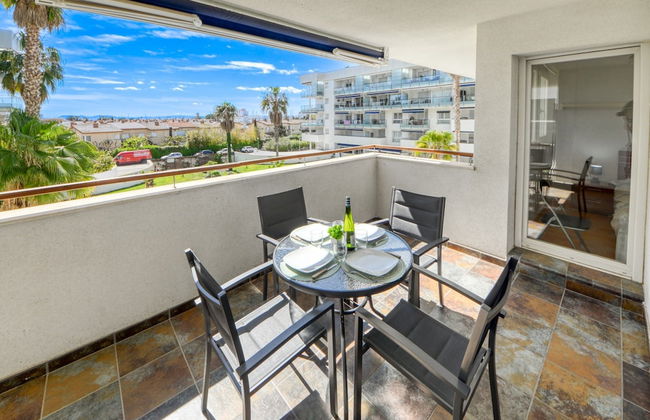 Charming Apartment With Patio - Photo 15