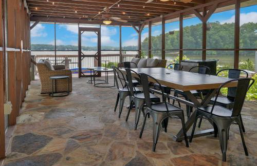 Lakefront Lodge with King Beds and Game Lounge - Foto 5