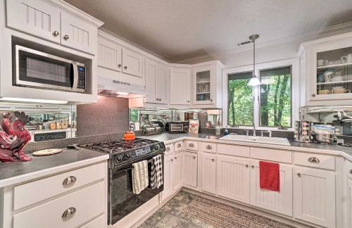 Serene Sky Valley Family Chalet with Fireplace - Foto 9