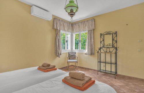 Villa Arin - Beachside Family Home by Finest Rentals - Photo 40