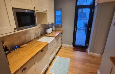 Neet Retreat - sleeps 7 next to beach - Foto 17