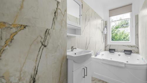 Spacious 4BR Home with Garden Close to Transport - Foto 5, towels