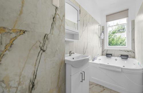 Spacious 4BR Home with Garden Close to Transport - Foto 5