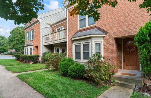 Lakeside Stay Metro, INOVA, Dining & Shops Nearby! - Foto 26