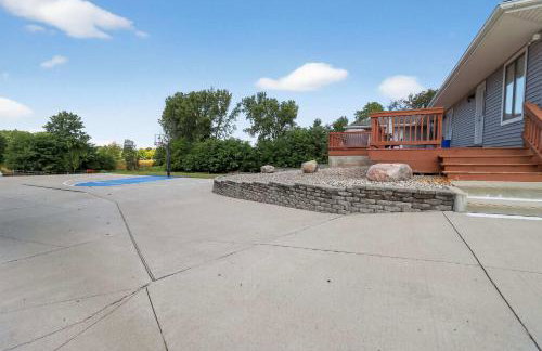 Grass Lake Retreat with Game Room & Fire Pit - Foto 25