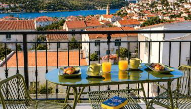 3-bedroom Sea View Home with Private Parking - Photo 2