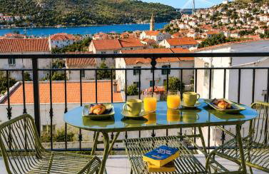 3-bedroom Sea View Home with Private Parking - Photo 2