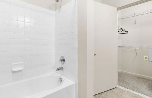 Spacious Comfort Near Downtown Hotspots - Foto 27