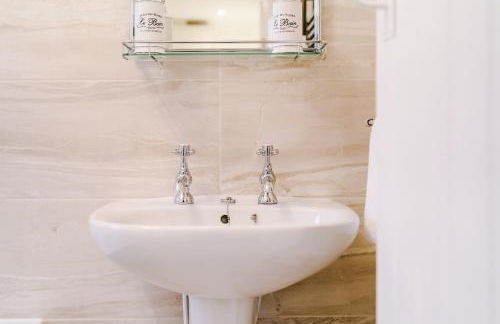 Country Charm Cottage Sleeps 4 & Free Parking - Photo 46